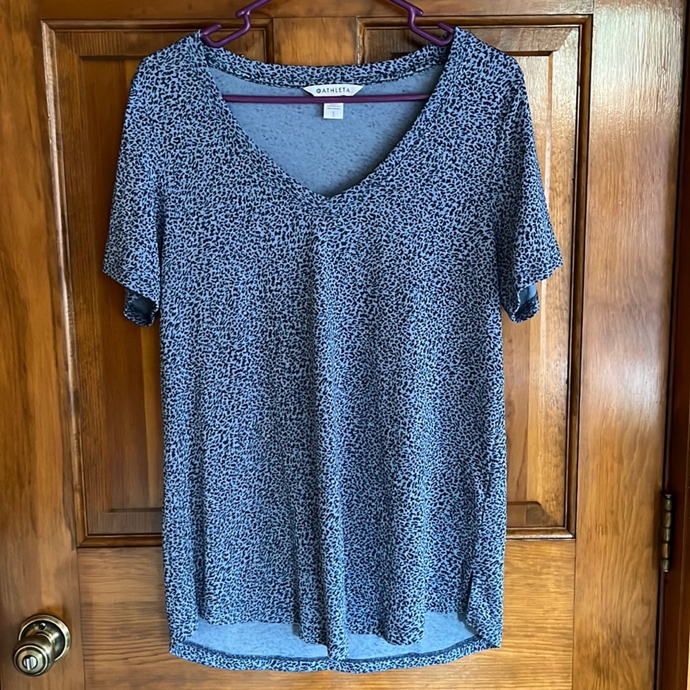 Athleta Leopard Print Breezy Scoop V Neck Tee Size Large
